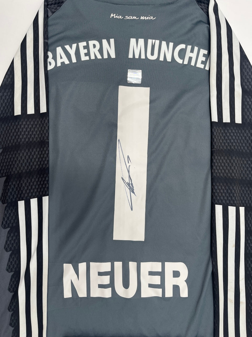 Bayern München Trikot Manuel Neuer signiert im Rahmen Adidas COA 152