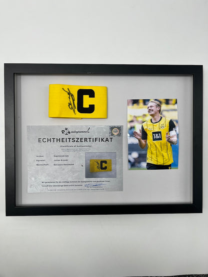 Kapitänsbinde Julian Brandt signiert im Rahmen Borussia Dortmund COA