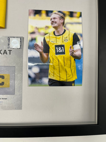 Kapitänsbinde Julian Brandt signiert im Rahmen Borussia Dortmund COA