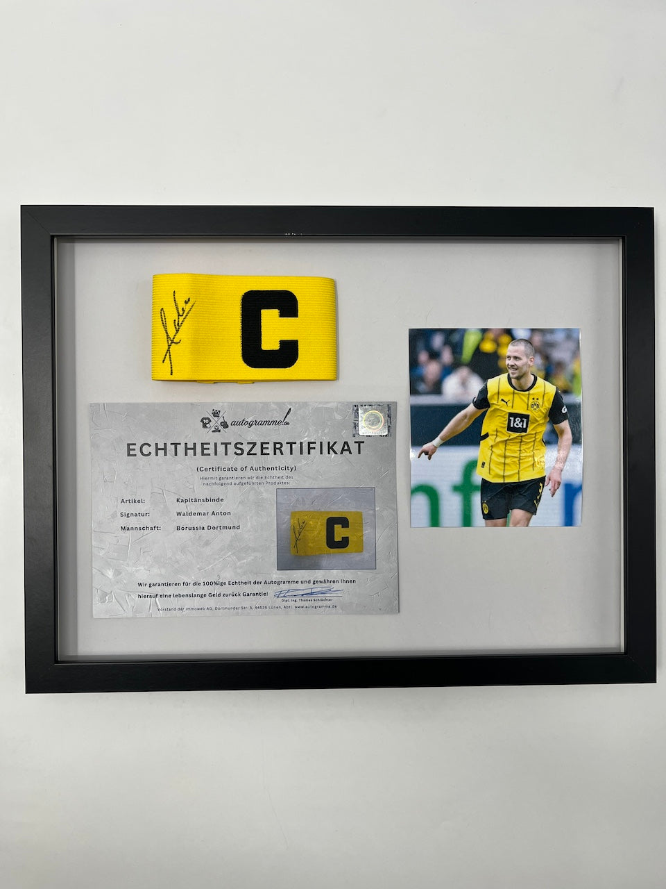 Kapitänsbinde Waldemar Anton signiert im Rahmen Borussia Dortmund COA