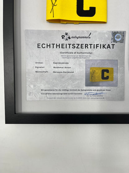 Kapitänsbinde Waldemar Anton signiert im Rahmen Borussia Dortmund COA