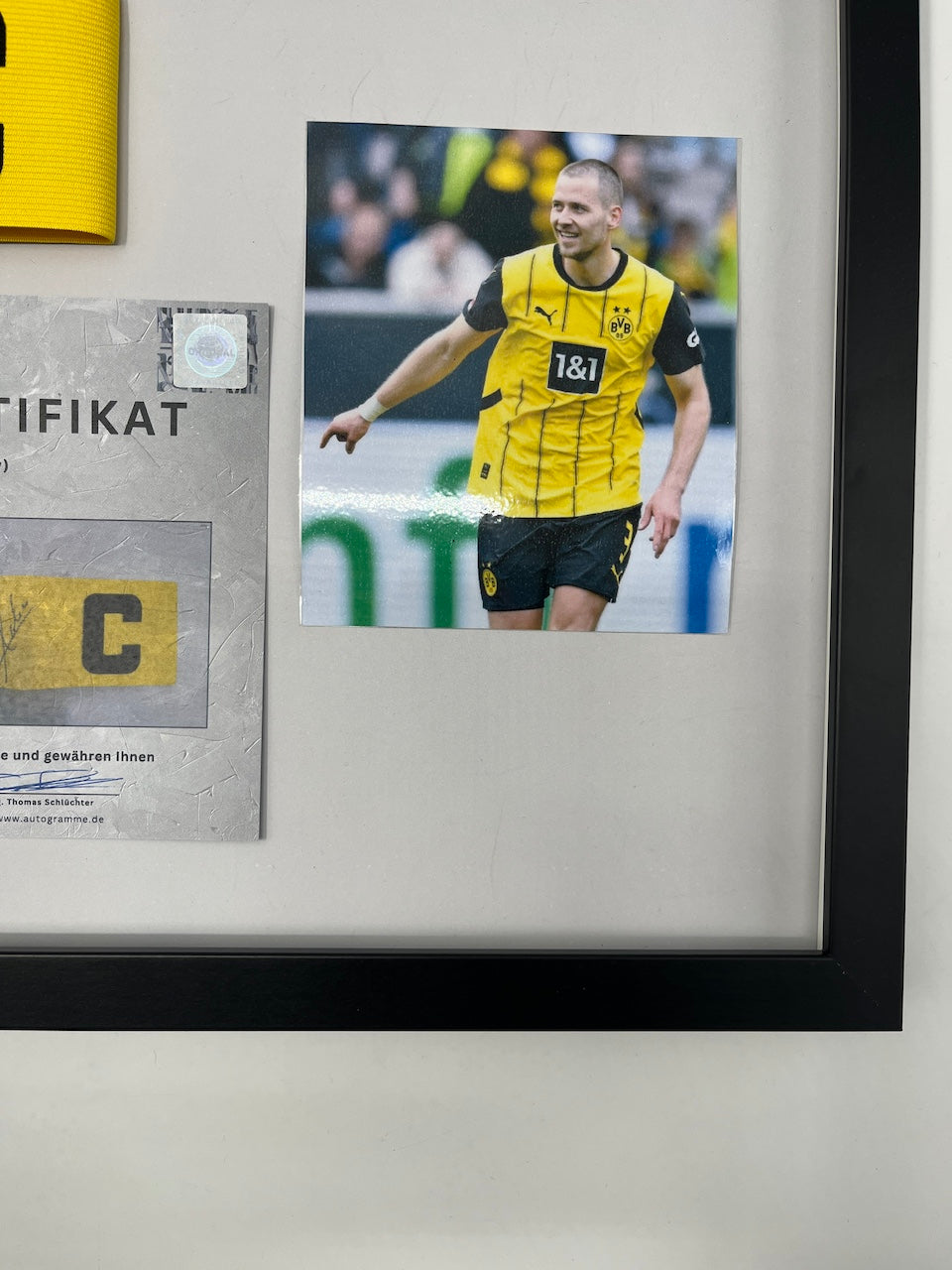 Kapitänsbinde Waldemar Anton signiert im Rahmen Borussia Dortmund COA