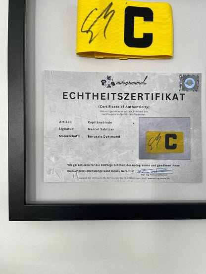Kapitänsbinde Marcel Sabitzer signiert im Rahmen Borussia Dortmund COA