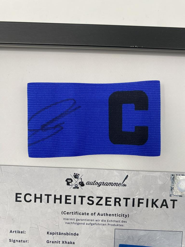 Kapitänsbinde Granit Xhaka signiert im Rahmen Bayer Leverkusen Autogramm