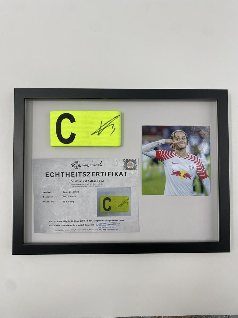 Kapitänsbinde Xavi Simons signiert im Rahmen RB Leipzig Autogramm