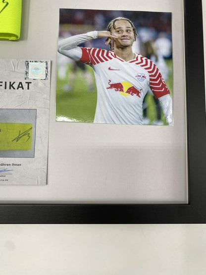 Kapitänsbinde Xavi Simons signiert im Rahmen RB Leipzig Autogramm