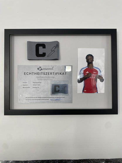 Kapitänsbinde Bukayo Saka signiert im Rahmen Arsenal FC Autogramm