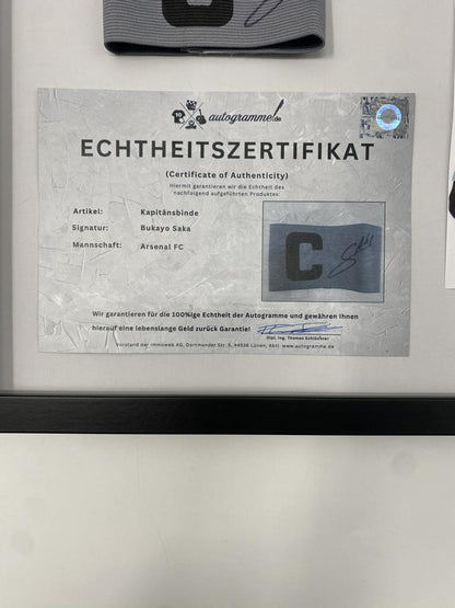 Kapitänsbinde Bukayo Saka signiert im Rahmen Arsenal FC Autogramm