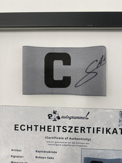 Kapitänsbinde Bukayo Saka signiert im Rahmen Arsenal FC Autogramm