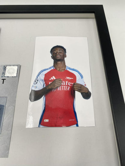 Kapitänsbinde Bukayo Saka signiert im Rahmen Arsenal FC Autogramm