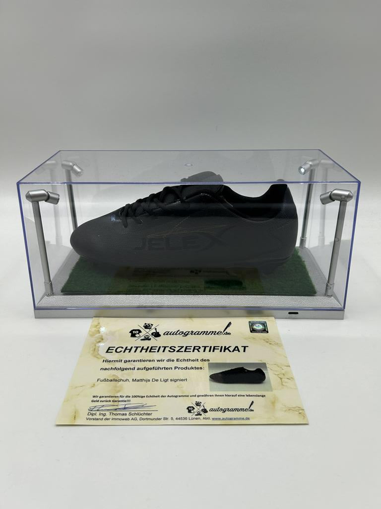 Fußballschuh Matthijs de Ligt signiert in Vitrine + Beleuchtung Manchester Premier League