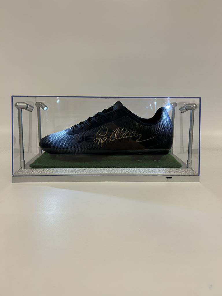 Fußballschuh Sepp Maier beidseitig signiert in Vitrine + Beleuchtung Bayern München