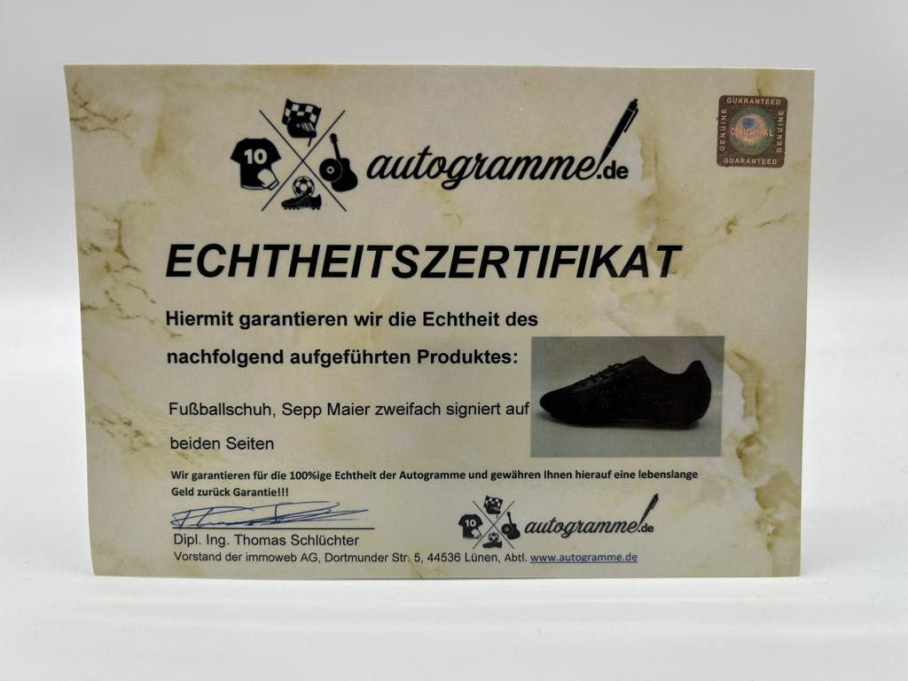 Fußballschuh Sepp Maier beidseitig signiert in Vitrine + Beleuchtung Bayern München