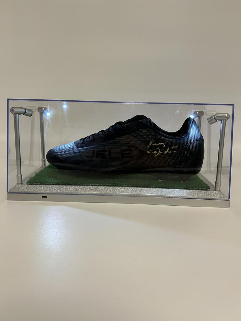 Fußballschuh Klaus Augenthaler signiert in Vitrine + Beleuchtung Bayern München DFB