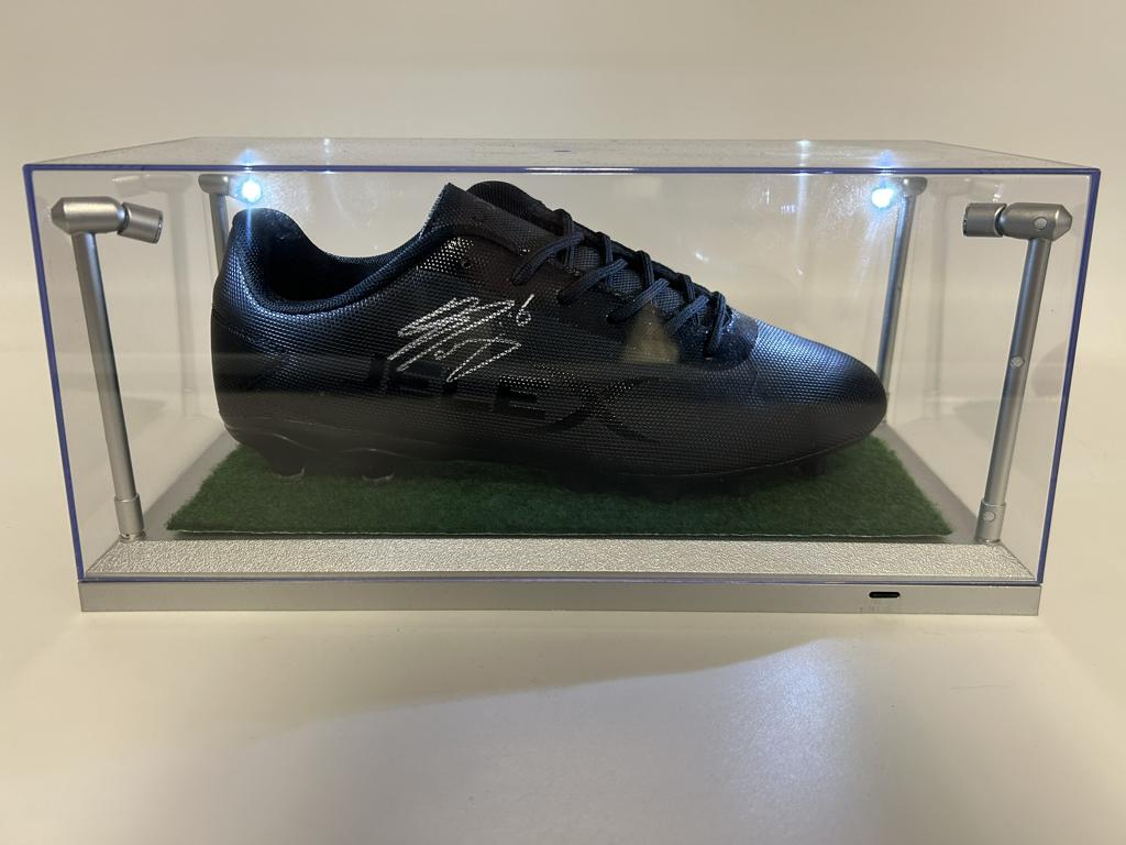 Fußballschuh Stefan de Vrij signiert in Vitrine + Beleuchtung Inter Mailand Serie A