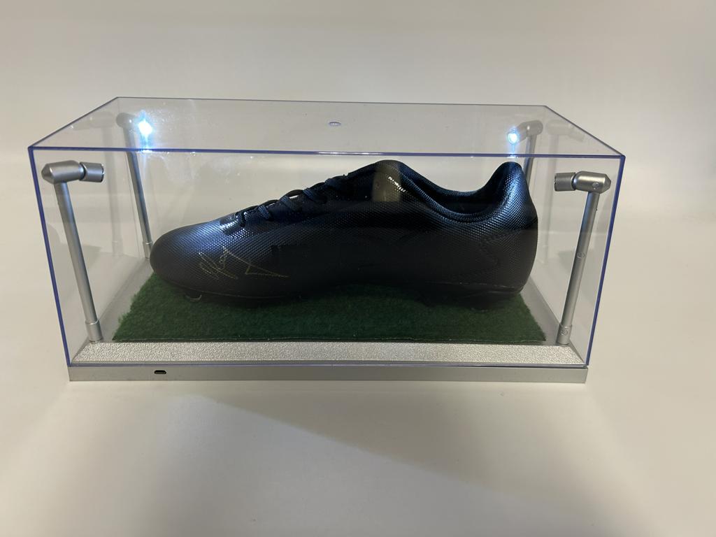 Fußballschuh Nigel de Jong signiert in Vitrine + Beleuchtung HSV Bundesliga