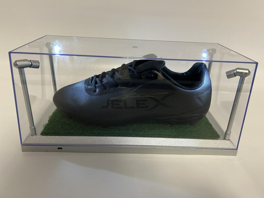 Fußballschuh Matthijs de Ligt signiert in Vitrine + Beleuchtung Manchester Premier League