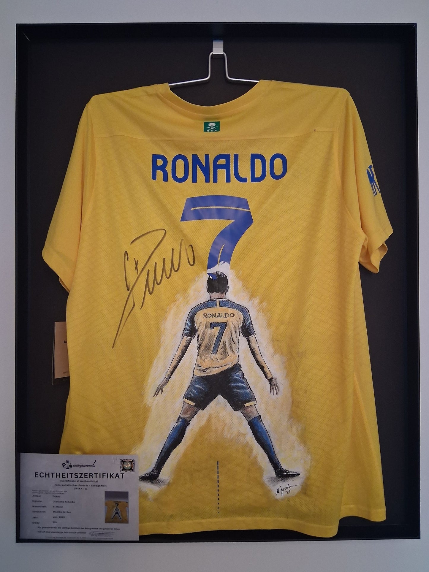 Al Nassr Trikot Portrait Ronaldo handgemalt und signiert im Rahmen XXL