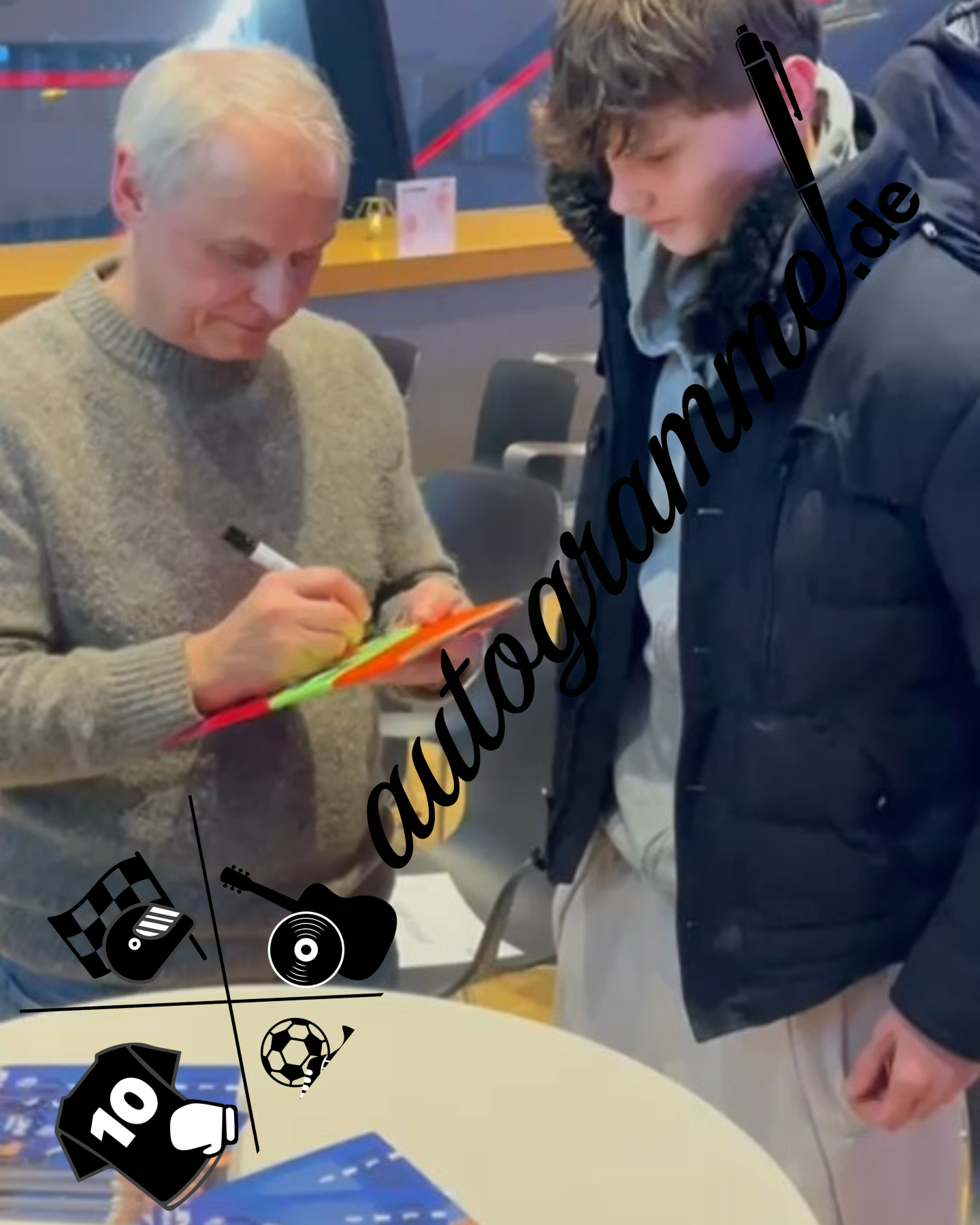 Kapitänsbinde Olaf Thon signiert im Rahmen Schalke 04 COA