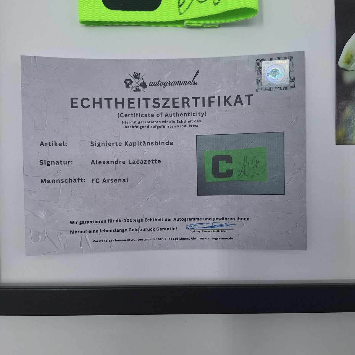 Kapitänsbinde Alexandre Lacazette signiert im Rahmen FC Arsenal Autogramm COA