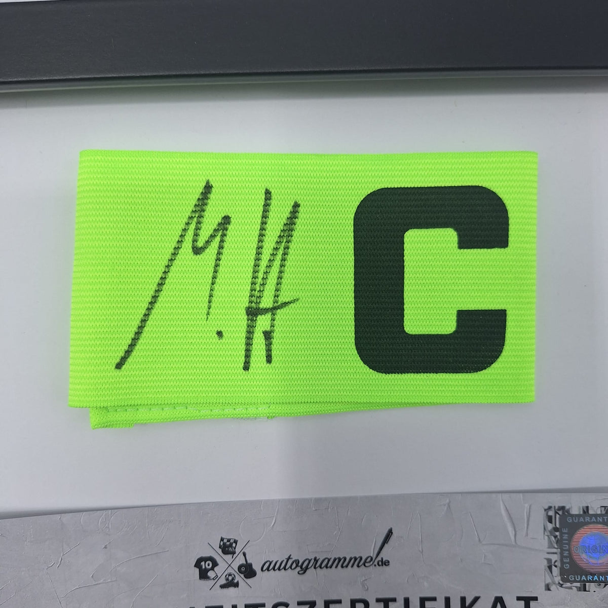 Kapitänsbinde Morten Hjulmand signiert im Rahmen Sporting Lissabon Autogramm COA