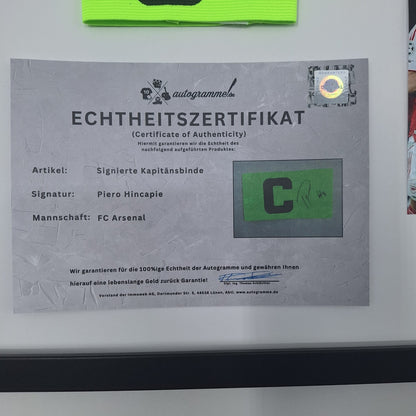 Kapitänsbinde Piero Hincapié signiert im Rahmen Autogramm FC Arsenal