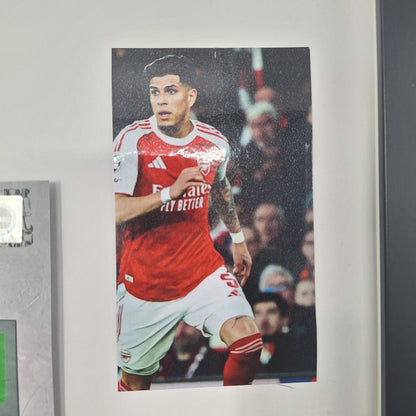 Kapitänsbinde Piero Hincapié signiert im Rahmen Autogramm FC Arsenal