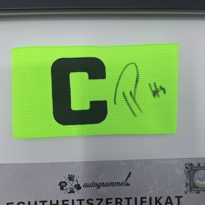 Kapitänsbinde Piero Hincapié signiert im Rahmen Autogramm FC Arsenal