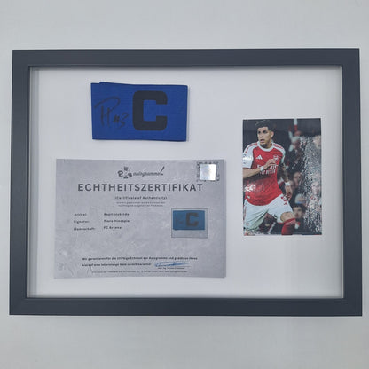 Kapitänsbinde Piero Hincapié signiert im Rahmen Autogramm FC Arsenal