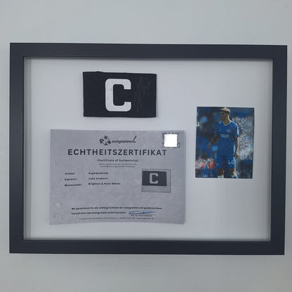 Kapitänsbinde Luka Vuskovic signiert im Rahmen Autogramm Brighton & Hove Albion