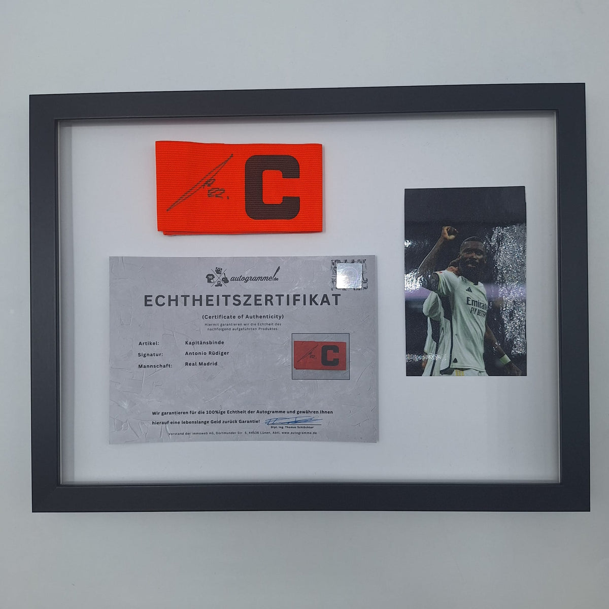 Kapitänsbinde Antonio Rüdiger signiert im Rahmen Autogramm Real Madrid