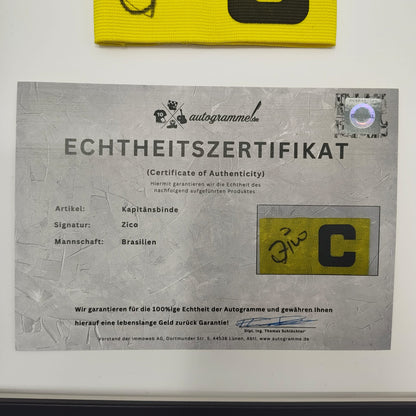 Kapitänsbinde Zico signiert im Rahmen Autogramm Brasilien