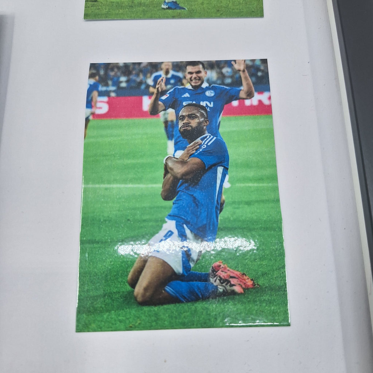 Kapitänsbinde Moussa Sylla und Felipe Sánchez signiert im Rahmen Schalke 04 COA grün