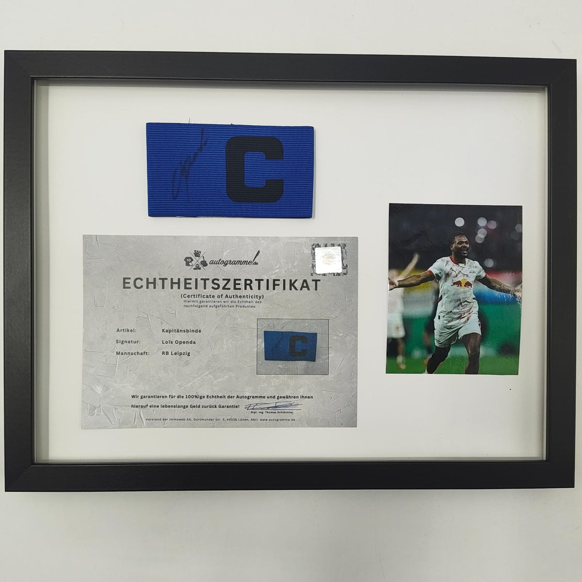 Kapitänsbinde Lois Openda signiert im Rahmen RB Leipzig Autogramm