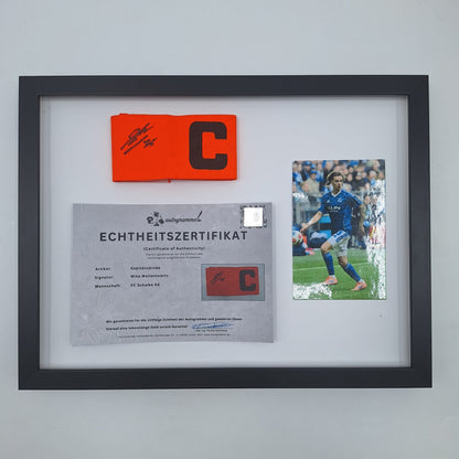 Kapitänsbinde Mika Wallentowitz signiert im Rahmen Schalke 04 COA orange