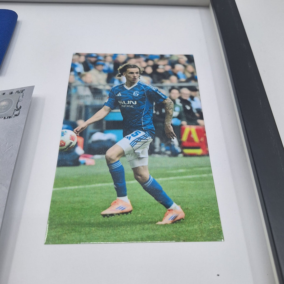 Kapitänsbinde Mika Wallentowitz signiert im Rahmen Schalke 04 COA blau