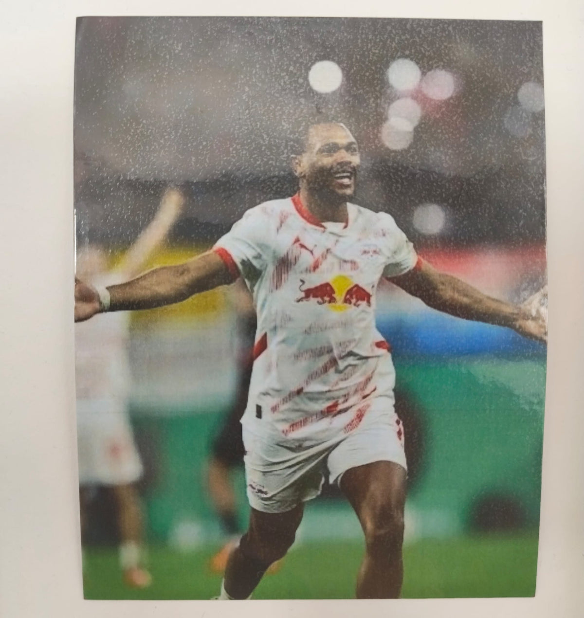 Kapitänsbinde Lois Openda signiert im Rahmen RB Leipzig Autogramm