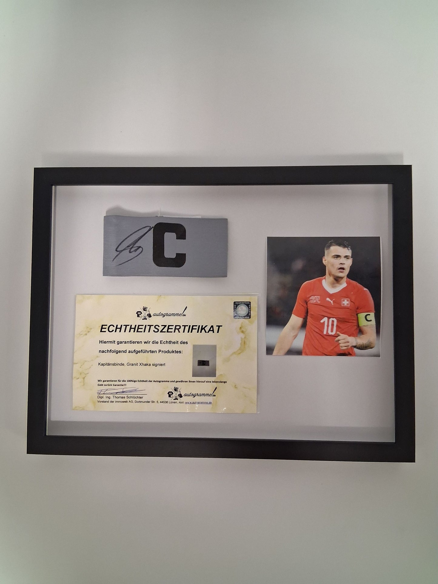 Kapitänsbinde Granit Xhaka signiert im Rahmen Leverkusen Autogramm