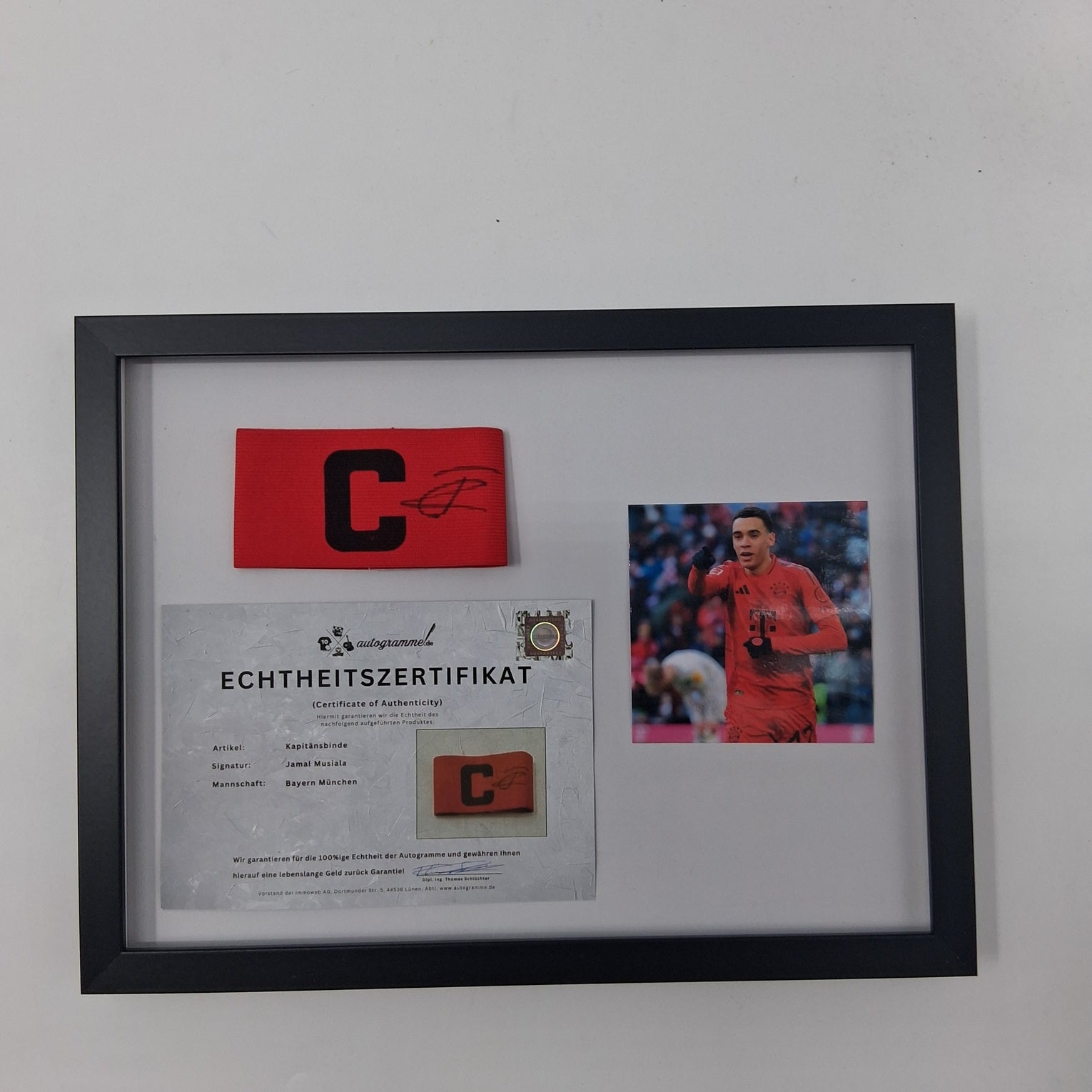 Kapitänsbinde Jamal Musiala signiert im Rahmen Bayern München Autogramm