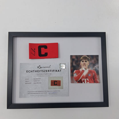 Kapitänsbinde Lennart Karl signiert im Rahmen Bayern München Autogramm