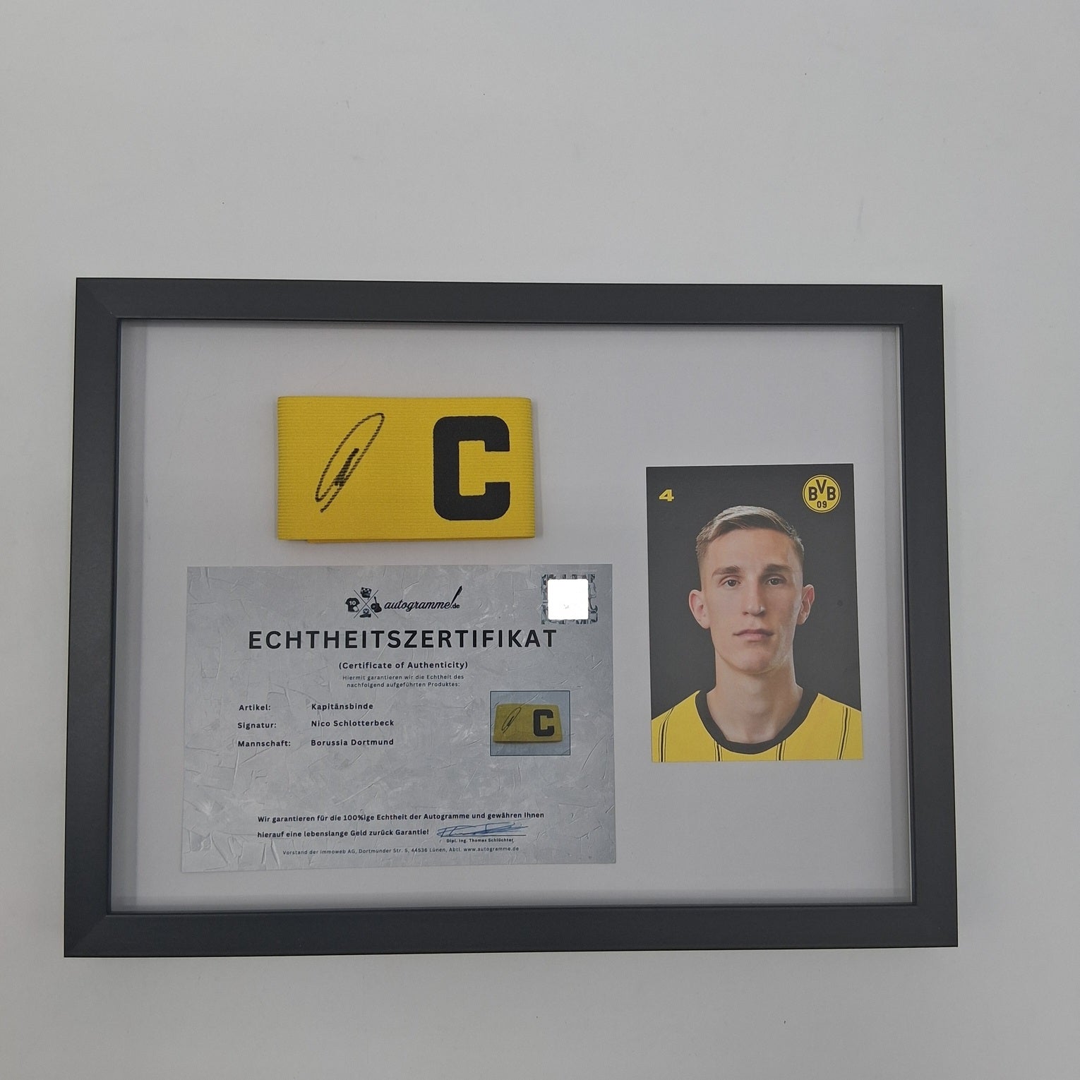 Brazalete de capitán firmado por Nico Schlotterbeck en un marco COA de Alemania