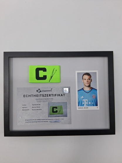Kapitänsbinde Manuel Neuer signiert im Rahmen Bayern München Fußball Autogramm
