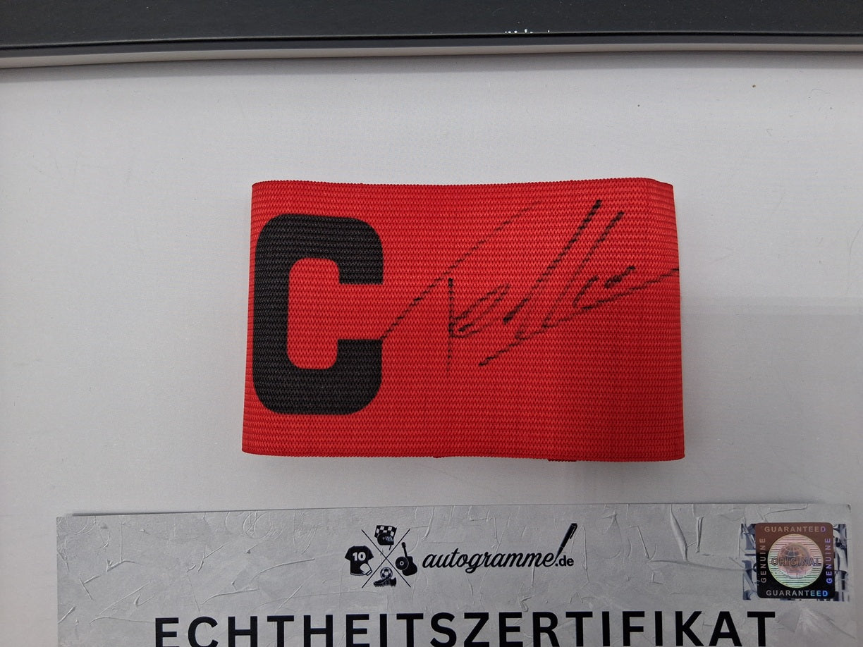 Kapitänsbinde Nathan Tella signiert im Rahmen Bayer Leverkusen Autogramm