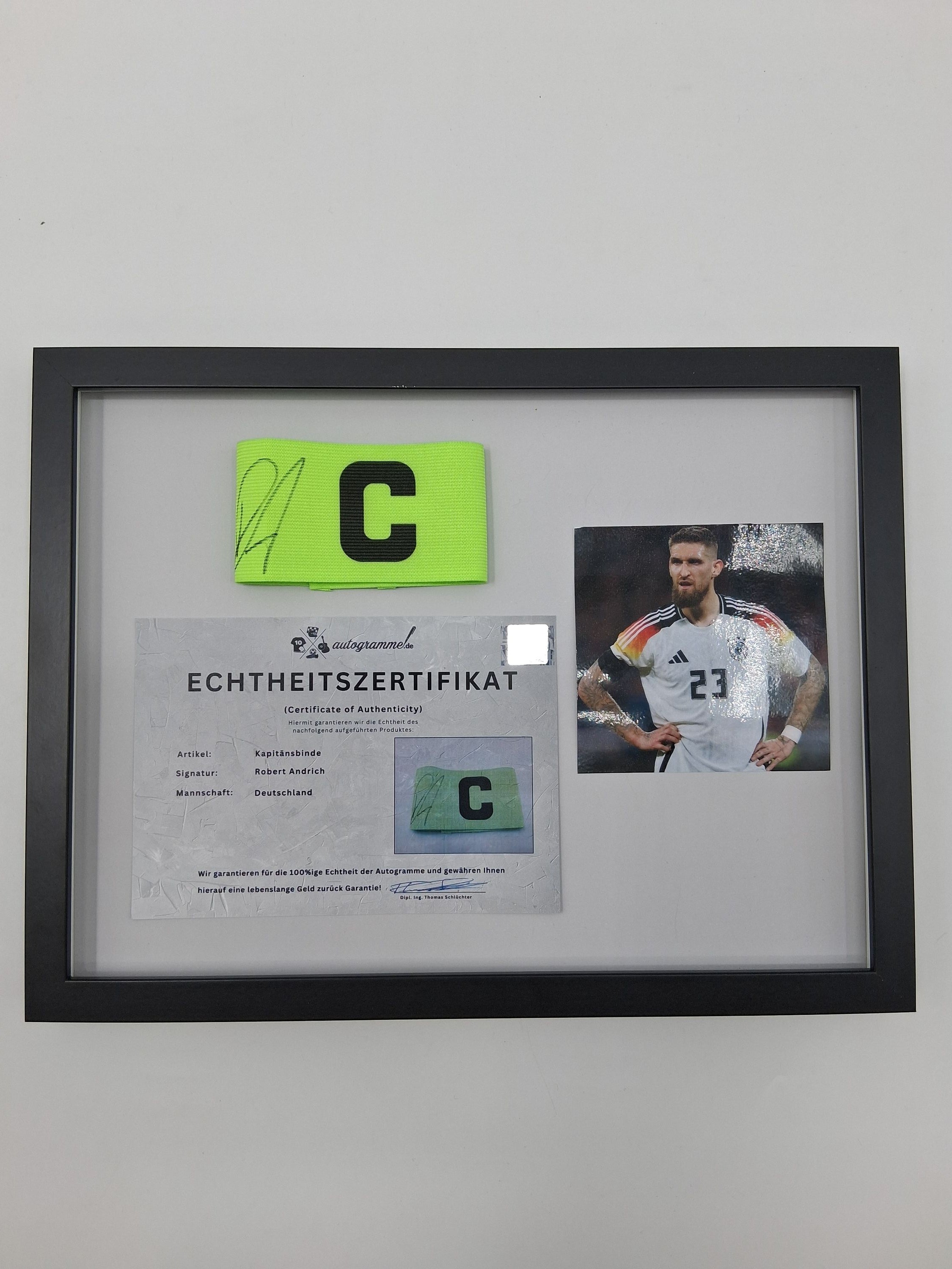 Kapitänsbinde Robert Andrich signiert im Rahmen DFB Autogramm