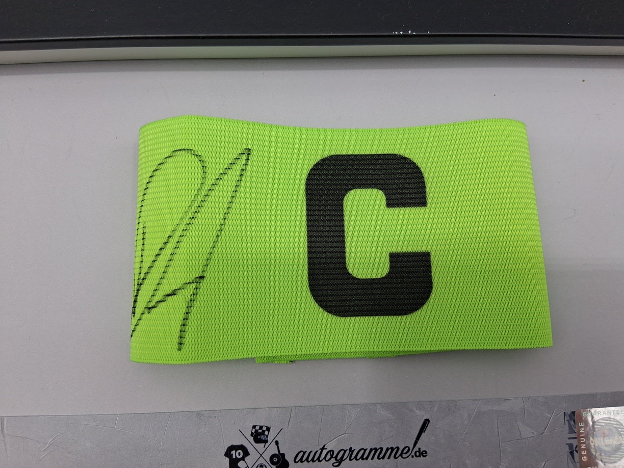 Kapitänsbinde Robert Andrich signiert im Rahmen DFB Autogramm