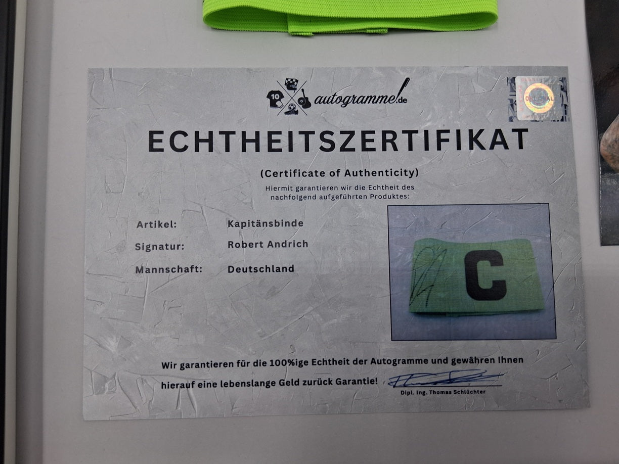 Kapitänsbinde Robert Andrich signiert im Rahmen DFB Autogramm