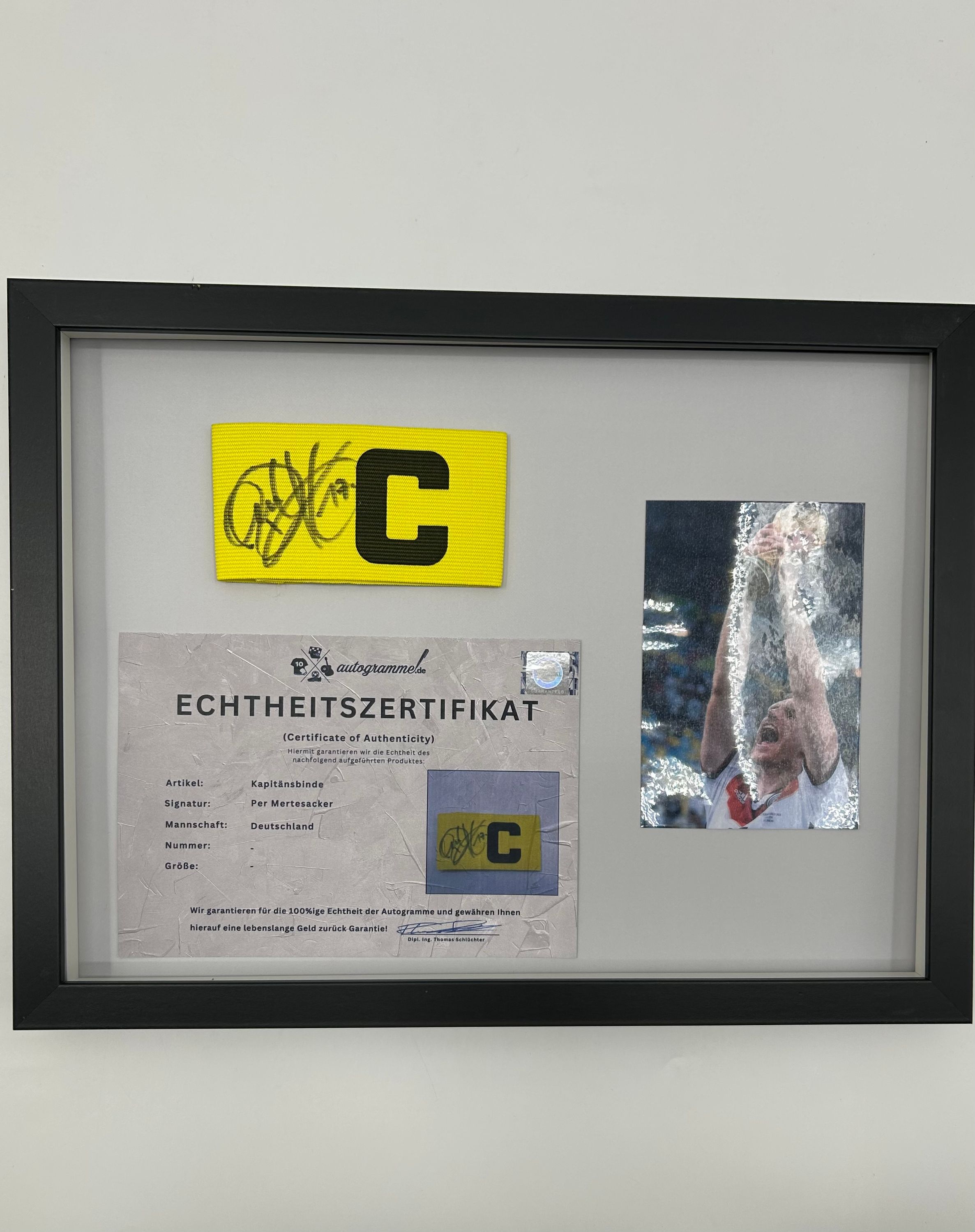 Kapitänsbinde Per Mertesacker signiert im Rahmen DFB Fußball Autogramm COA