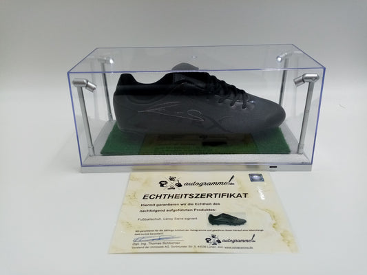 Fußballschuh Leroy Sane signiert in Vitrine + Beleuchtung Bayern München DFB