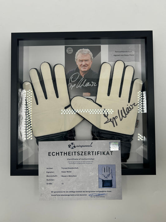 Torwarthandschuhe Sepp Meier signiert im Rahmen Autogramm Bayern München
