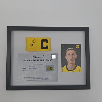 Brazalete de capitán firmado por Nico Schlotterbeck en un marco COA de Alemania